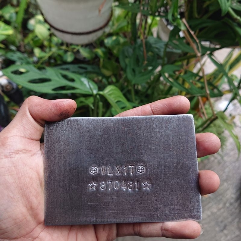 Ketok nomor rangka Vespa di plat besi