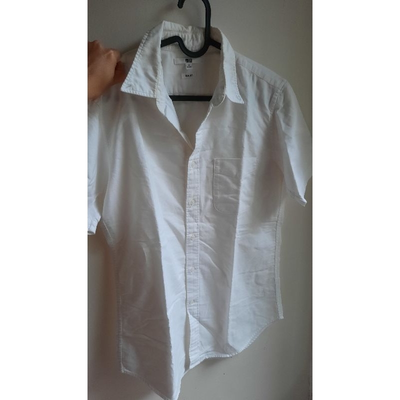 kemeja putih uniqlo lengan pendek