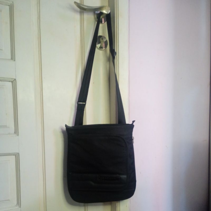 TAS SLEMPANG TAS SLINGBAG LE COQ SPORTIF BEKAS DI PAKAI