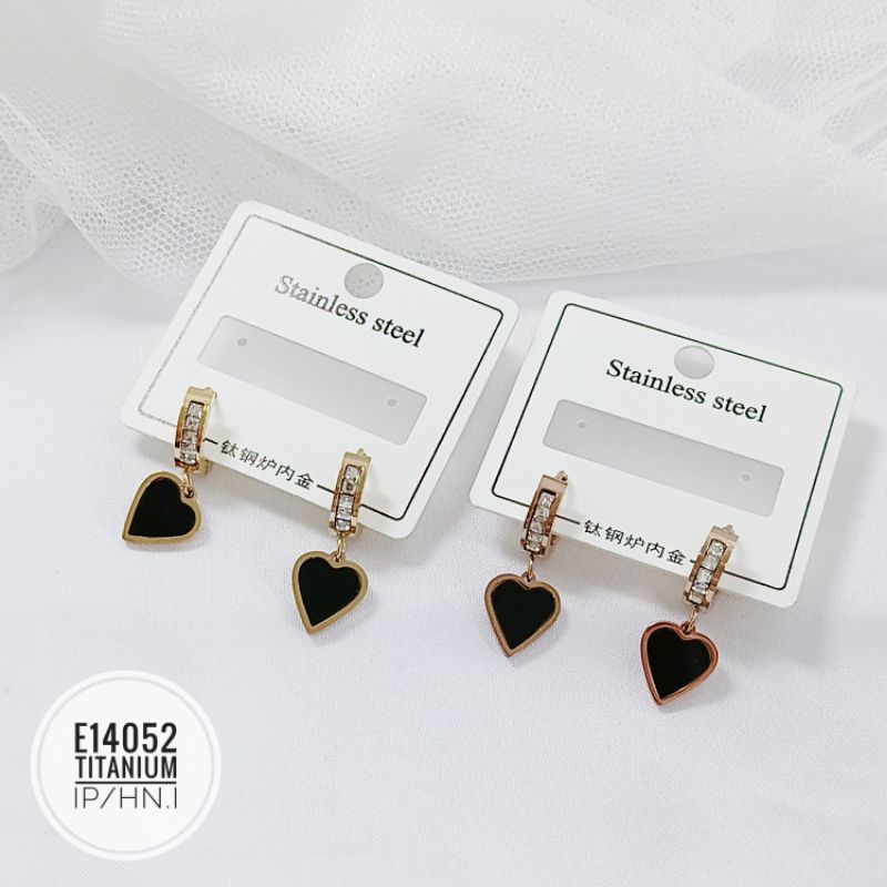 Anting Titanium jepit love hitam E14052