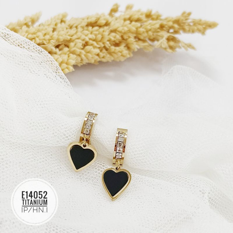 Anting Titanium jepit love hitam E14052