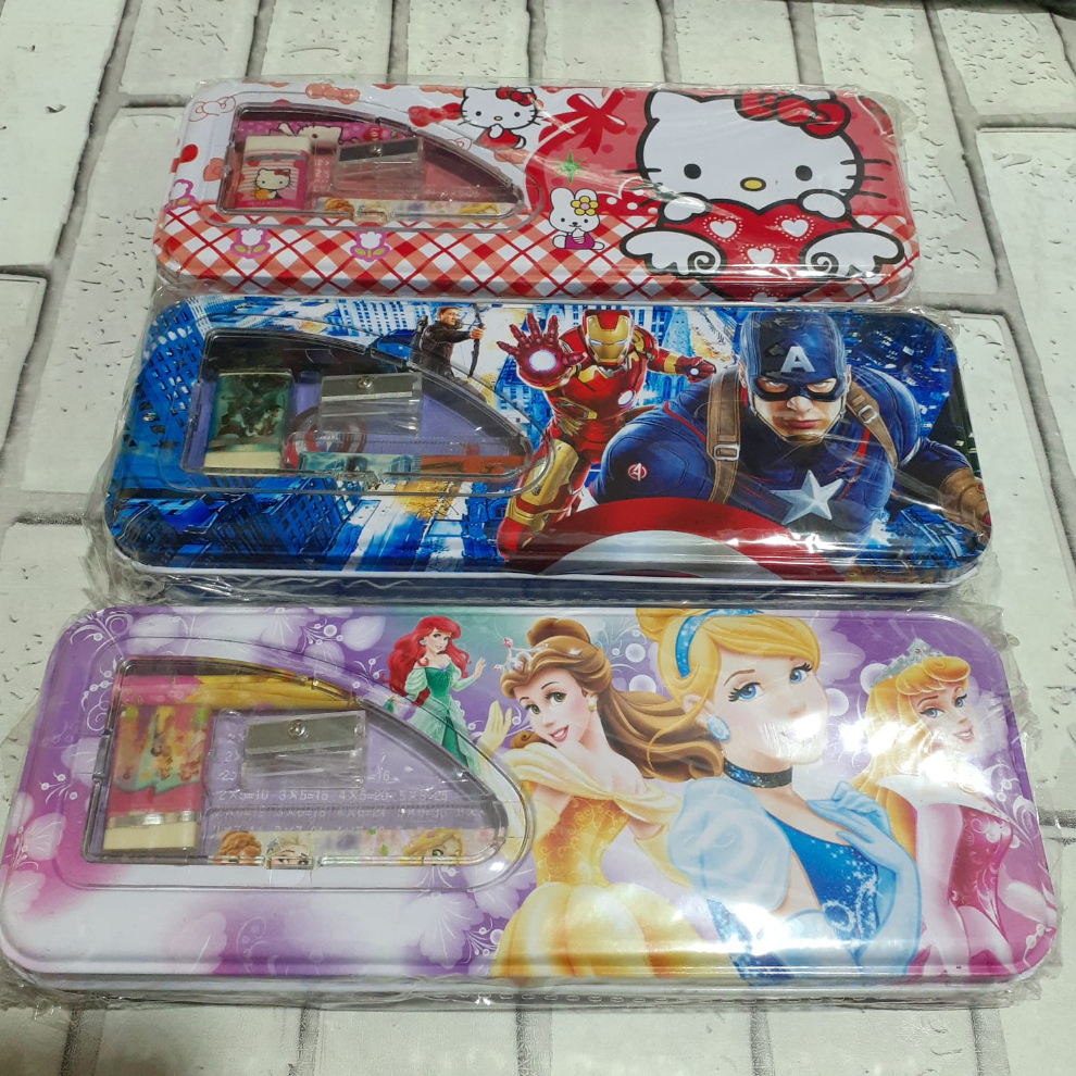 

Kotak Pensil Kaleng Set Karakter / Tempat Pensil