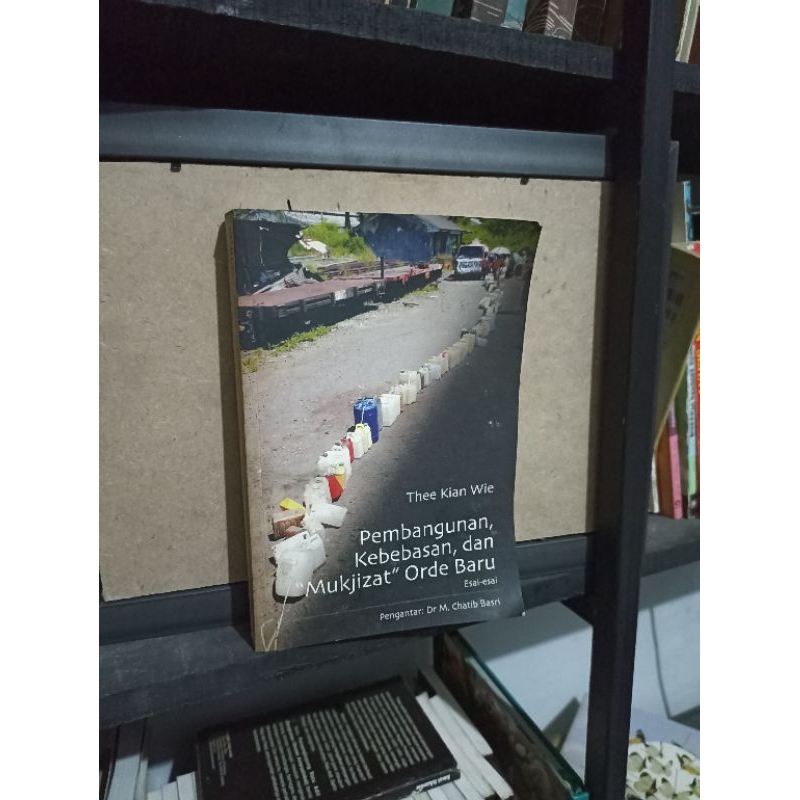 PBANGUNAN KEBEBASAN DAN MUKJIZAT ORDE BARU. by. Thee kian wie. Kompas 2004357hal tebal original.