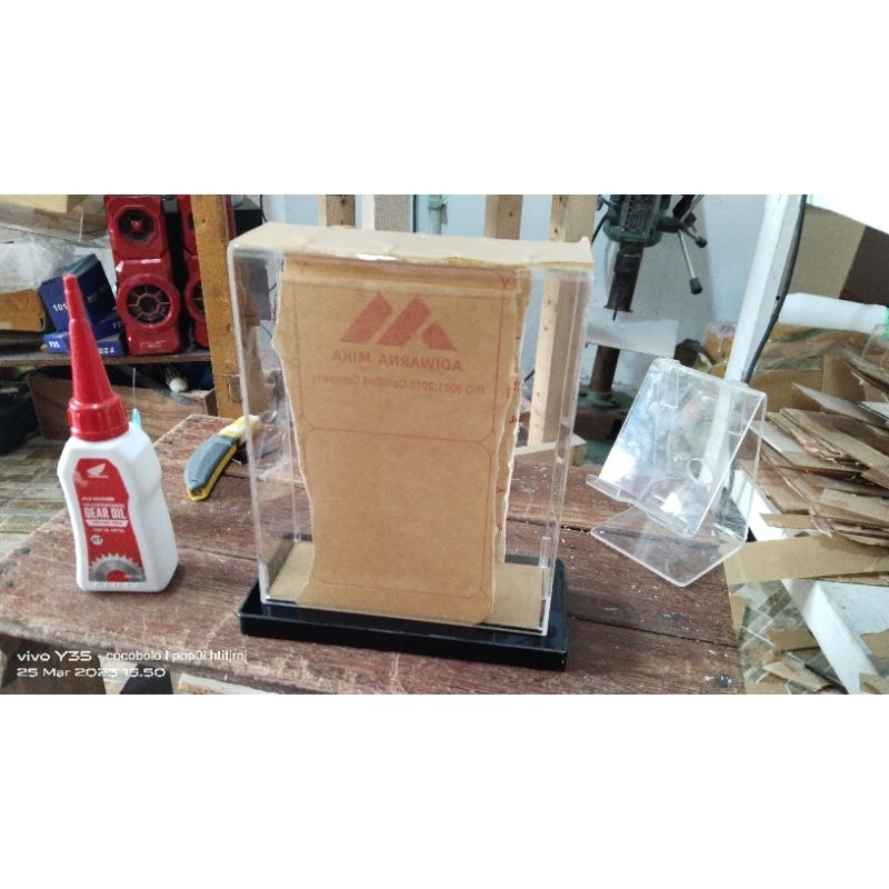 box piala akrilik (gambar hanya pemanis)