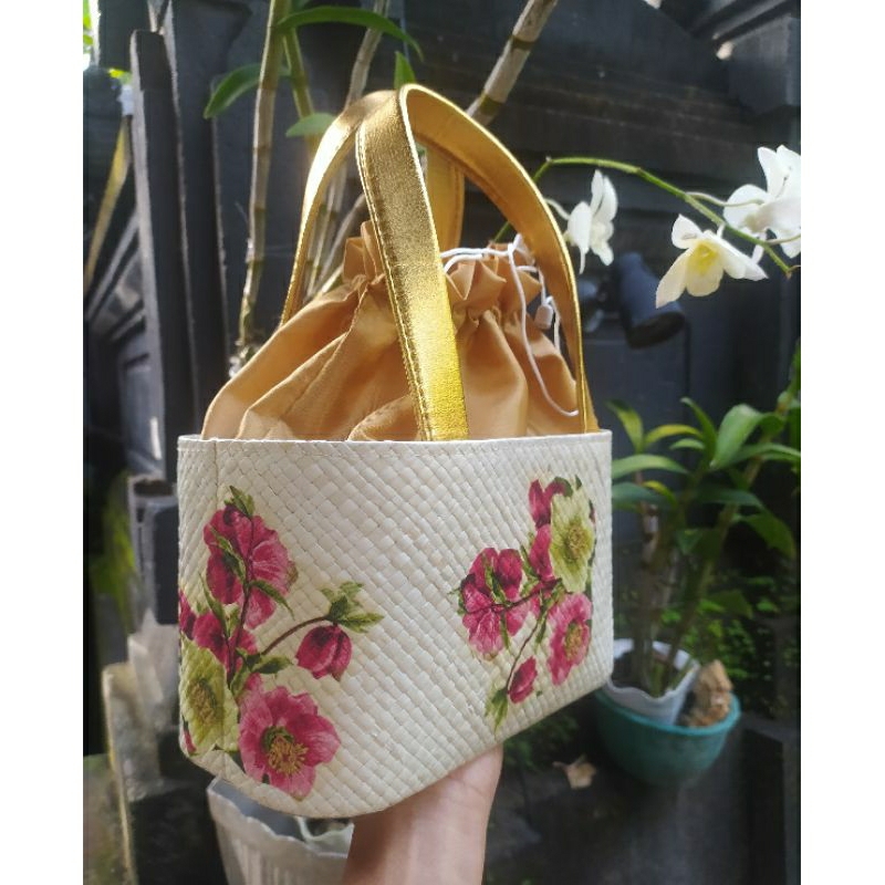 tas tempat canang, bunga, kwangen