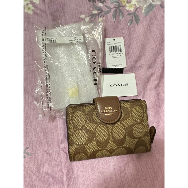 Dompet Coach Signature Medium Corner Zip