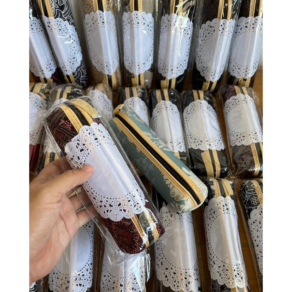 

Souvenir Kotak Pensil Motif Batik