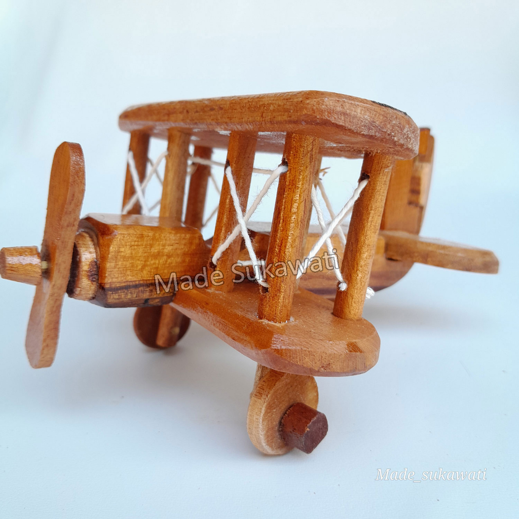 Miniatur pesawat klasik kerajinan kayu handmade