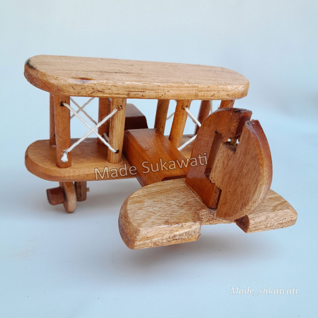 Miniatur pesawat klasik kerajinan kayu handmade