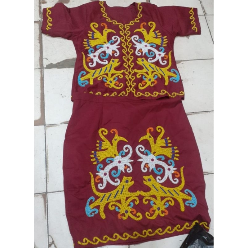 baju adat kostum adat dayak pakaian adat manik-manik kostum adat cewek wanita besar pakaian dayak ba