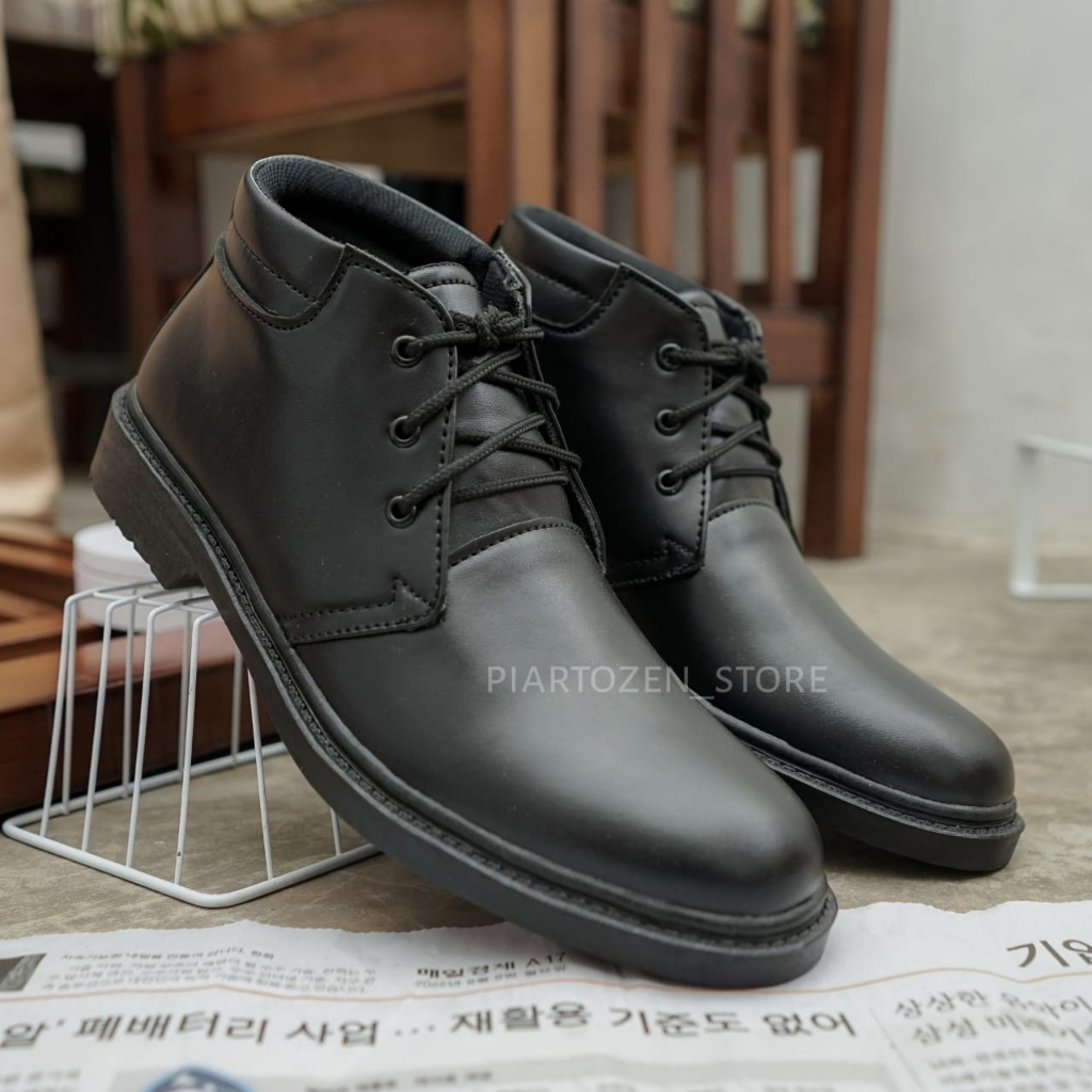 Sepatu PDH Pria untuk Dinas Paskibra, POLRI, TNI, dan Satpam, Model Tali 3, Warna Hitam Doff, Terbuat dari Kulit Sintetis.