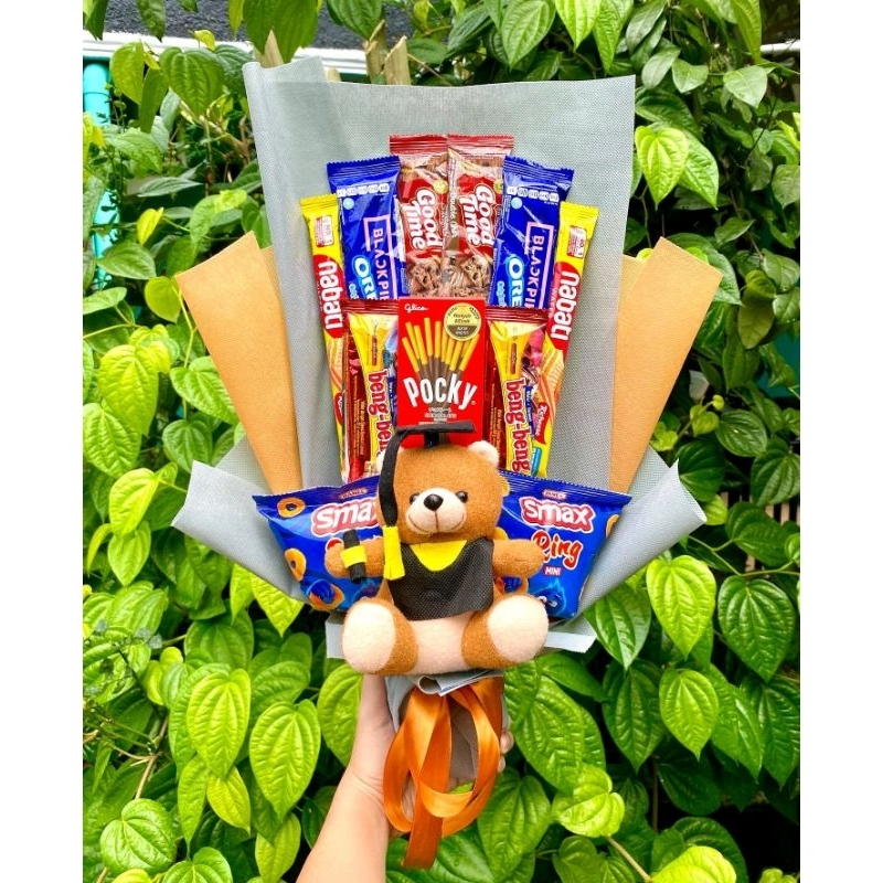 (S) BUKET SNACK BONEKA WISUDA/ BUKET BUNGA PALSU/ HAMPERS / BUKET WISUDA / BUKET BONEKA / HADIAH ULANG TAHUN COWOK COWO / HADIAH PERNIKAHAN / HADIAH UNTUK CEWEK / HADIAH UNTUK IBU ISTRI SUAMI TEMAN/ ANNIVERSARY/ VALENTINE / ULTAH