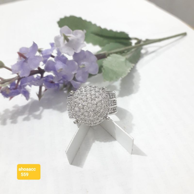 Cincin tiga sisi permata perhiasan warna silver wanita dewasa.