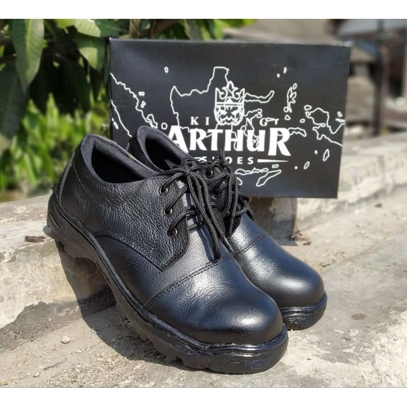 King Arthur KA030 sepatu safety pendek