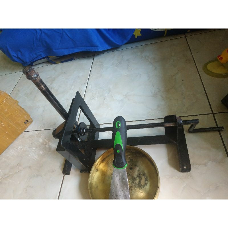 alat pemutar kue leker.dan loyang kuningan 16 cm. bekas gak jadi jualan.