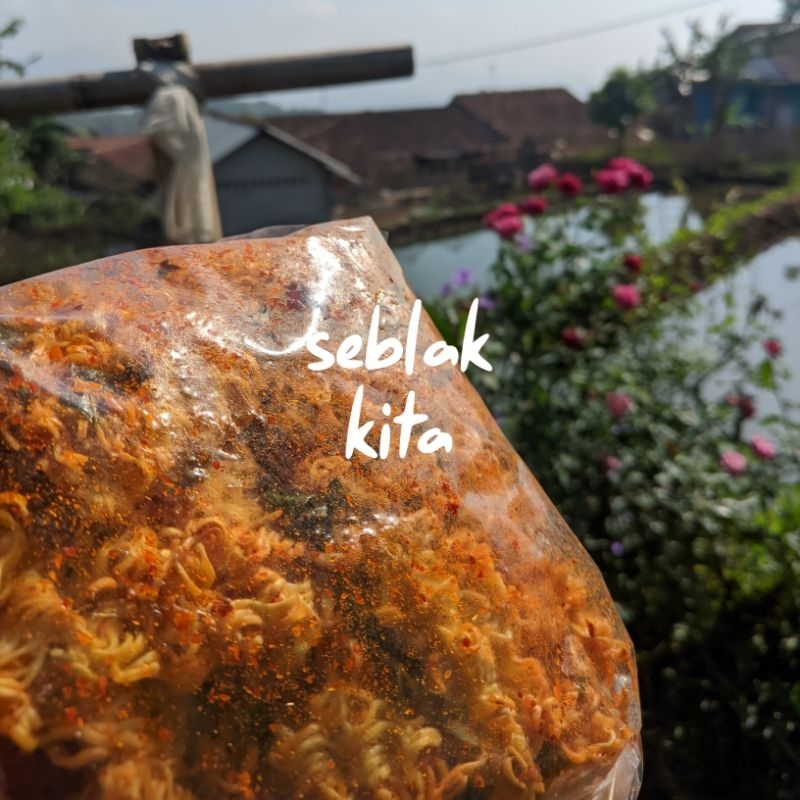 

cemilan mie pedas daun jeruk kemasan 1000 gram / 1 kg jajanan Kekinian
