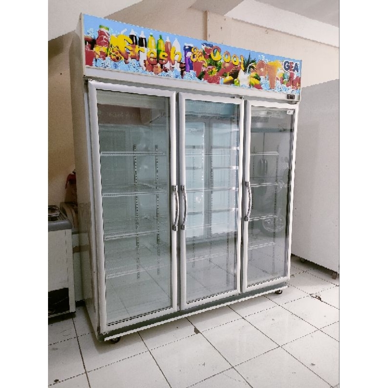 Second Showcase 3 pintu merk Gea