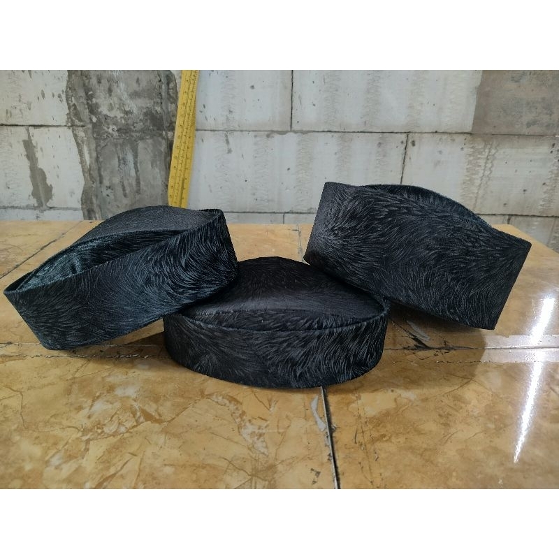 SONGKOK/PECI SUSUN MOTIF BULU WARNA HITAM