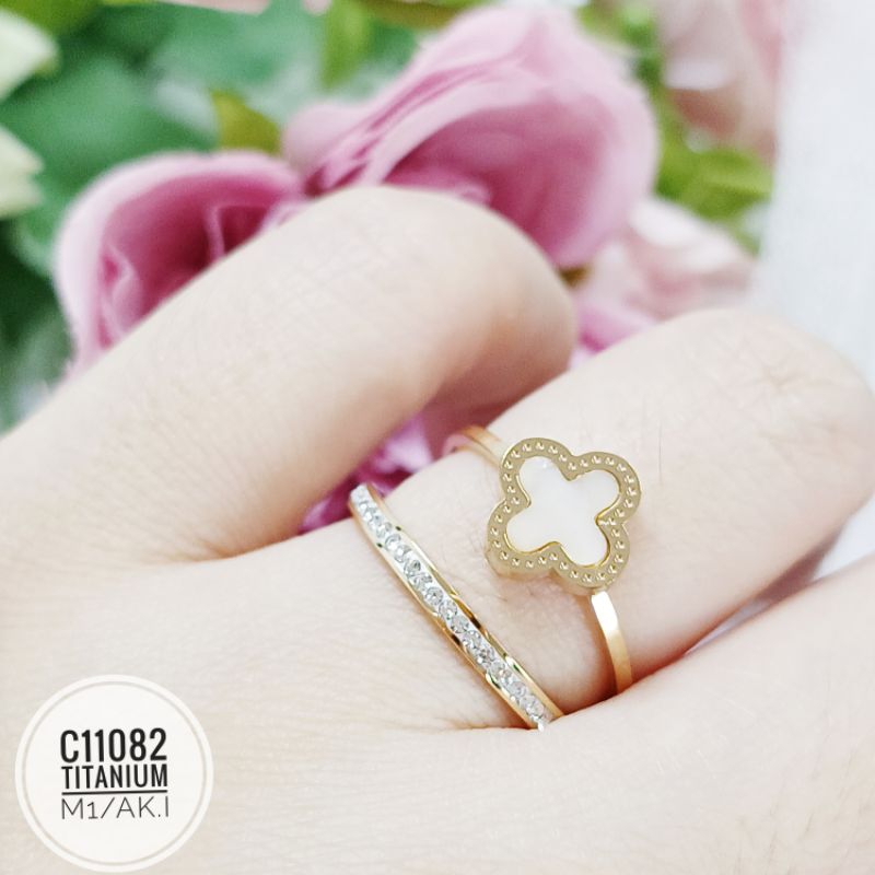 Cincin titanium set clover putih C11082