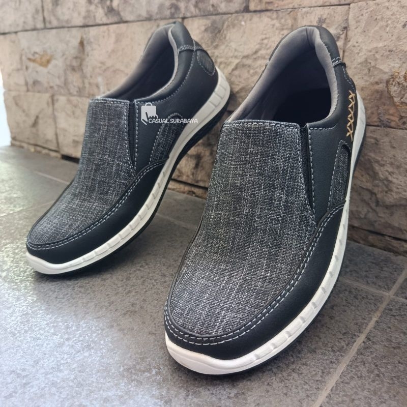 Sepatu Santai Slip On Pria Bahan Lentur Nyaman Lembut Di Kaki. Sepatu Santai Pria Slop Kickers Grey Elastis Lentur