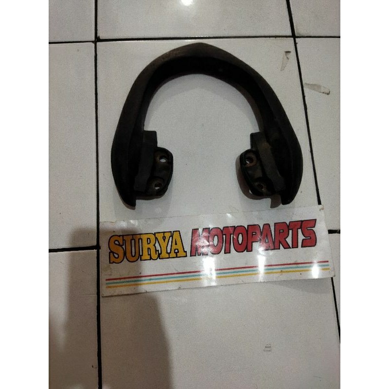 BEHEL PEGANG JOK BELAKANG HONDA BEAT KARBU ORIGINAL COPOTAN BEKAS BARANG SESUAI DENGAN FOTONYA
