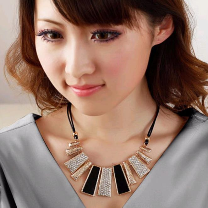 Kalung Gothic Hitam Putih Diamante Liontin Necklace