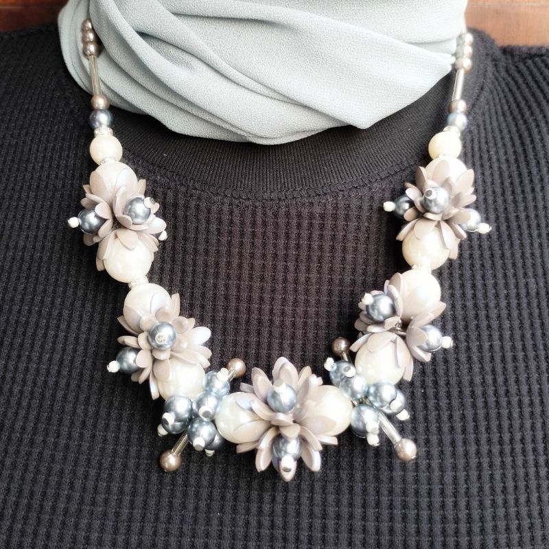 Kalung Hijab Bunga Kristal Tebal Anti Karat Broken White Pearly aksesoris Muslimah Fashion leher