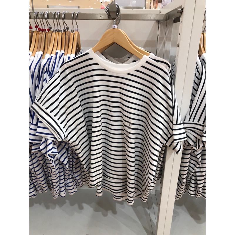 uniqlo oversized t-shirt // kaos uniqlo // kaos katun uniqlo // uniqlo kaus lengan pendek