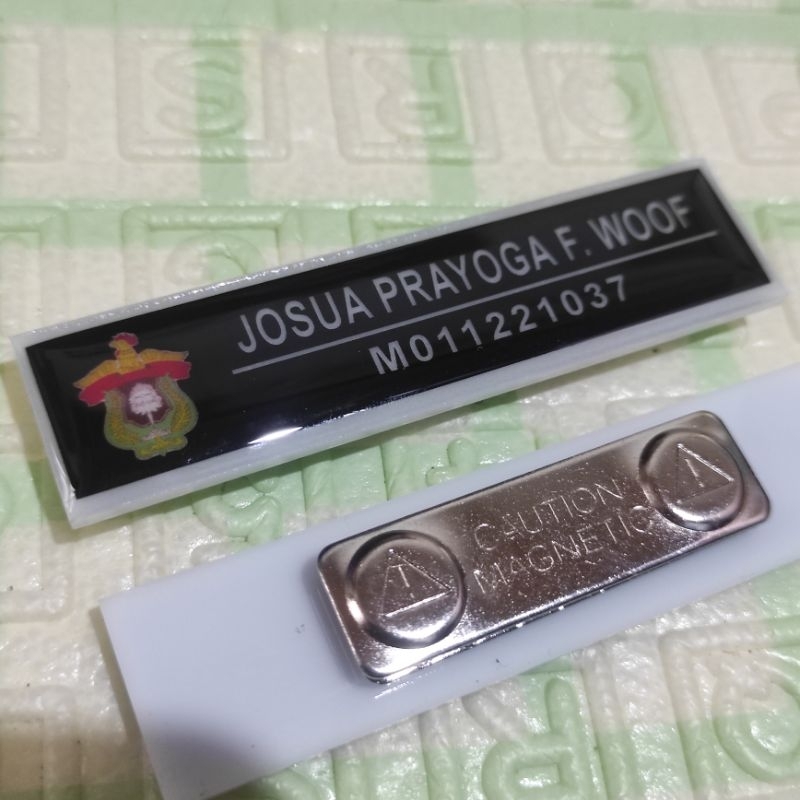 

papan nama dada akrilik unhas / nametag unhas magnet