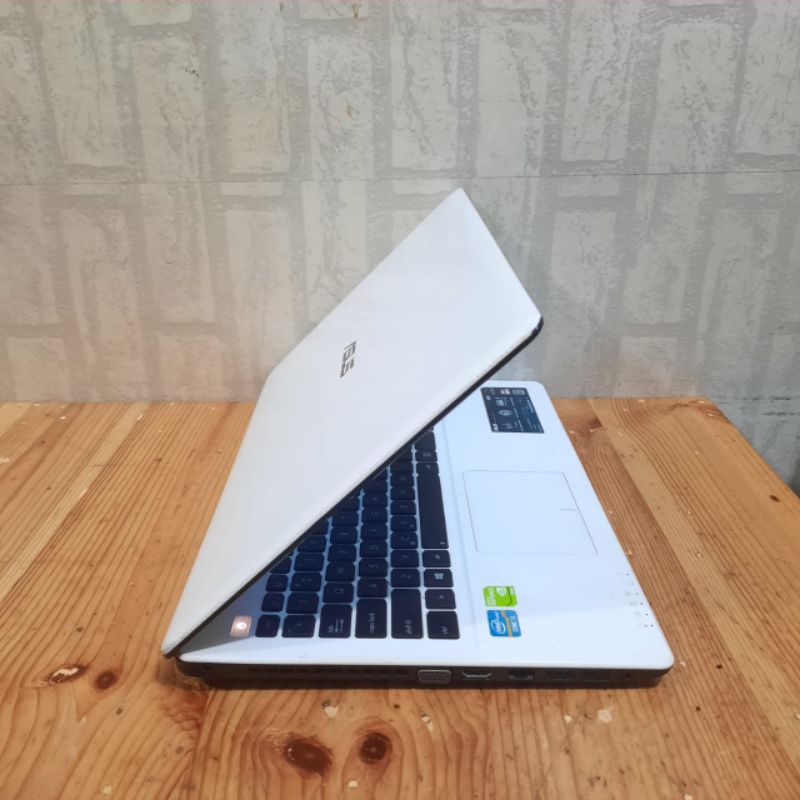 Laptop Asus X550CC intel Cor i3 Ram 4Gb/ HDD 750Gb Nvdia GT 720M 2Gb Layar 15inch