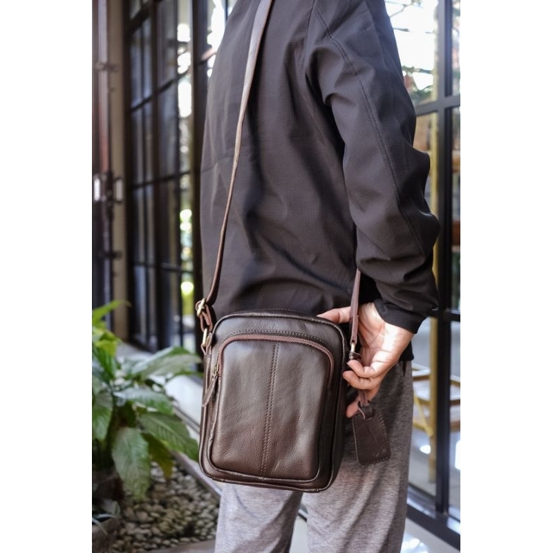 Aira Tas Selempang Dan Bahu Pria Sling Bag Adriano Kulit Sapi Asli Bahan Pull Up Leather Terbaru Kain Katun Drill Tali Panjang Adjustable Kekinian Original