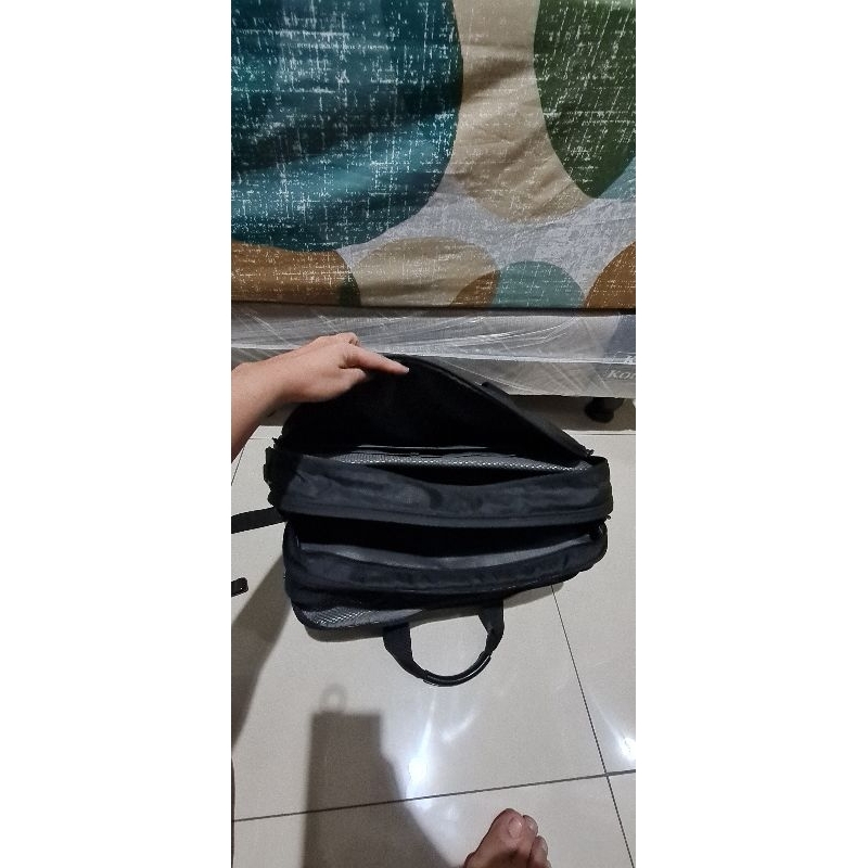 Tumi laptop bag preloved