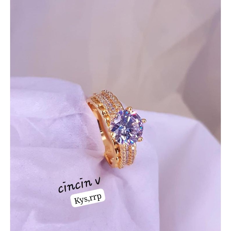 Cincin emeral diamond dan blue sapphire persis sperti berlian asli,mewah,tdak berkarat,asli ada kode vier didlm cincin