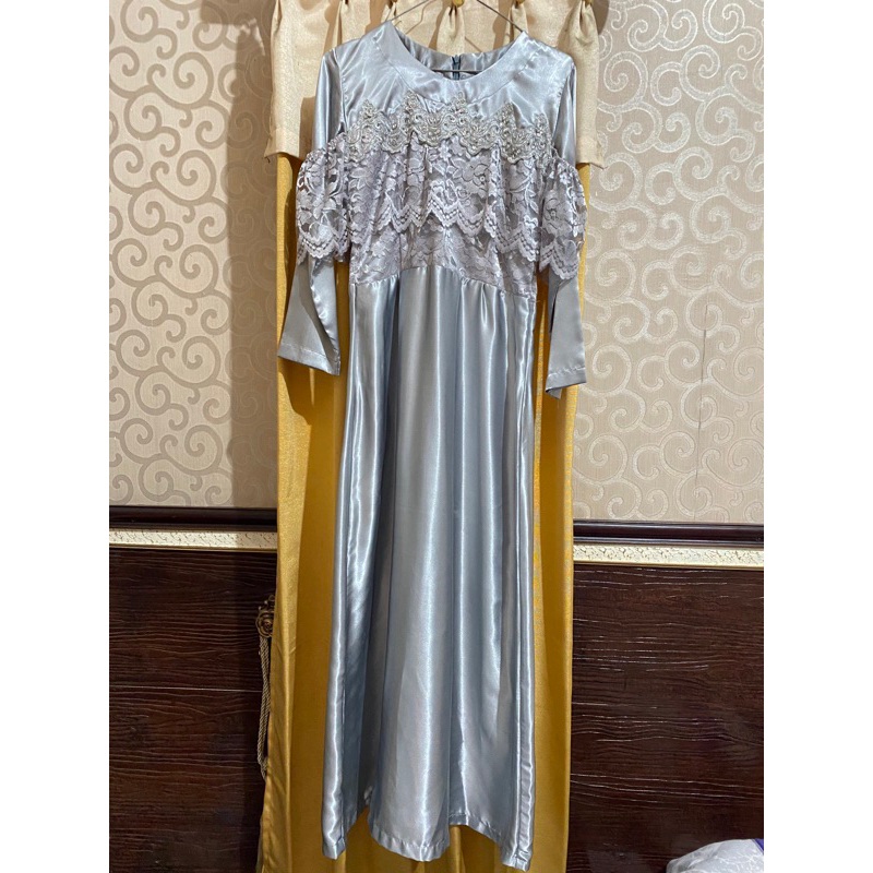 Preloved Dress Pesta Silver