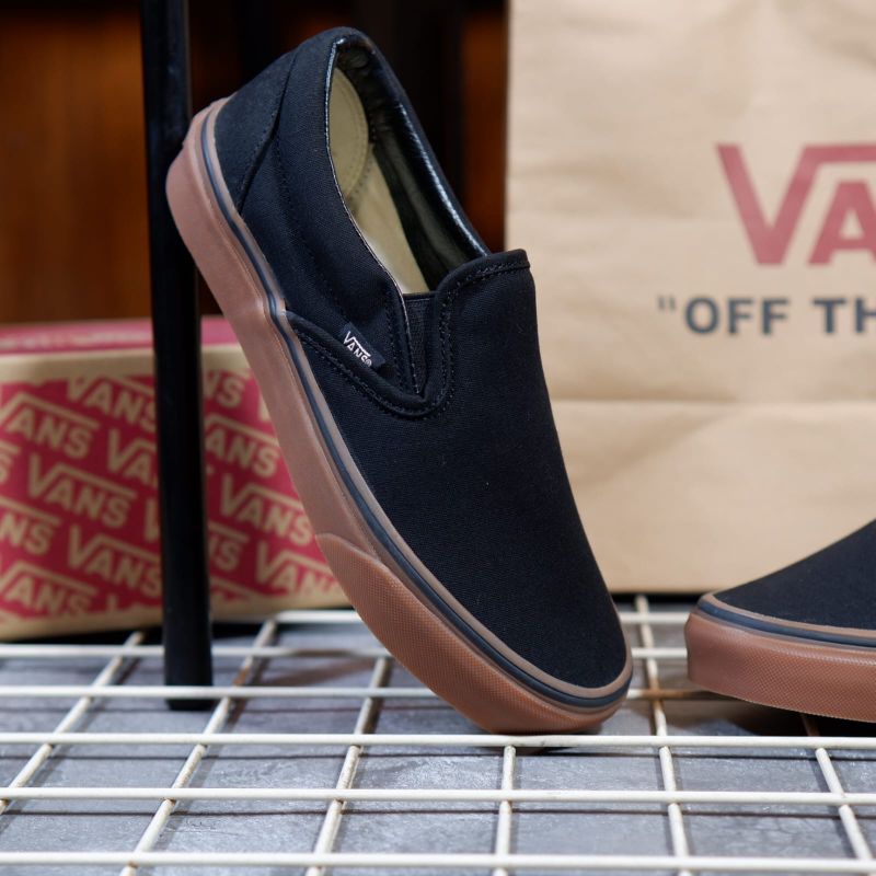 VANS SLIP ON CLASSIC BLACK / GUM ORIGINAL100% BNIB