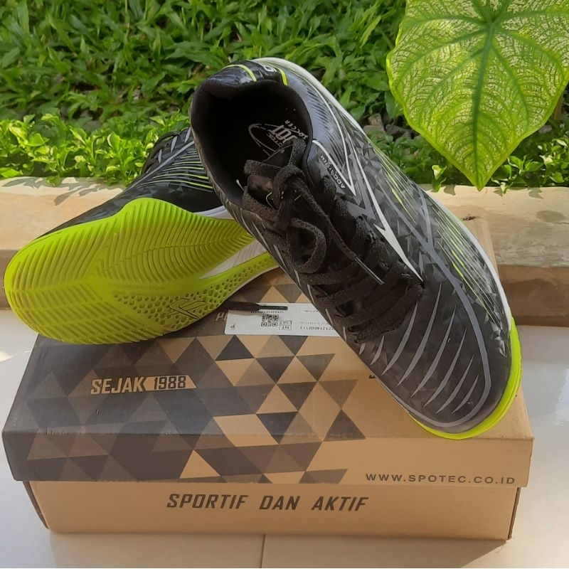 sepatu futsal spotec