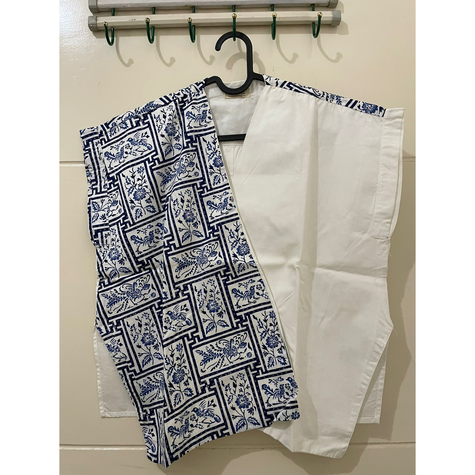 PRELOVED BEATRICE BATIK KIMONO / ATASAN TANPA LENGAN PUTIH / WHITE BLUE BLOUSE