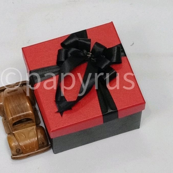 

PAPYRUS Kombinasi 15x15 Tinggi 10cm Kotak Kado Gift Box V2