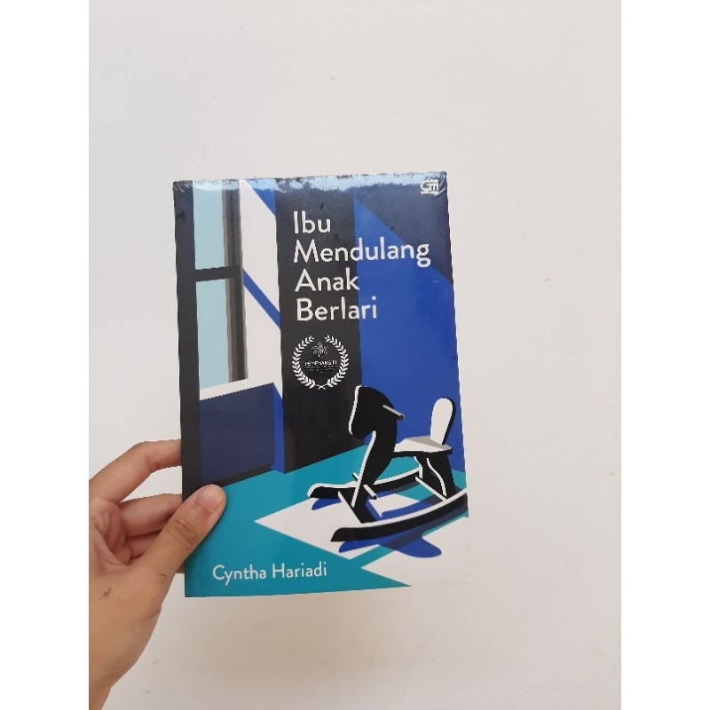 Ibu Mendulang Anak Berlari by Cyntha Hariadi