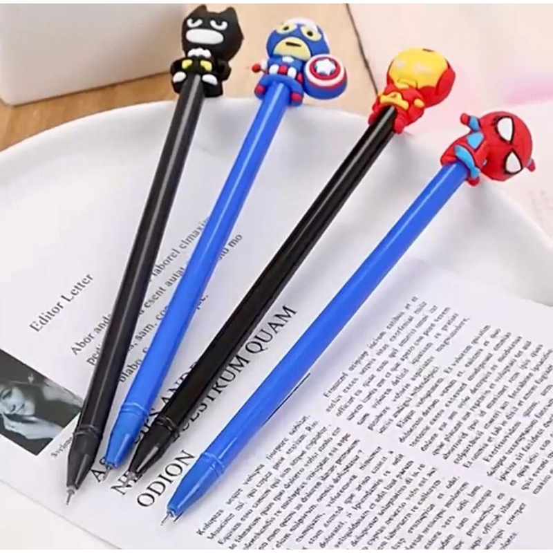 PEN BOLPEN PULPEN BOLPOIN PENA GEL KARAKTER HIASAN SUPER HERO SUPERHERO BATMAN IRONMAN CAPTAIN AMERICA KAPTEN AMERIKA SPIDERMAN TINTA UNTUK MENULIS WARNA HITAM BIRU BLUE BLACK ACAK BISA PILIH PAJANGAN KECIL