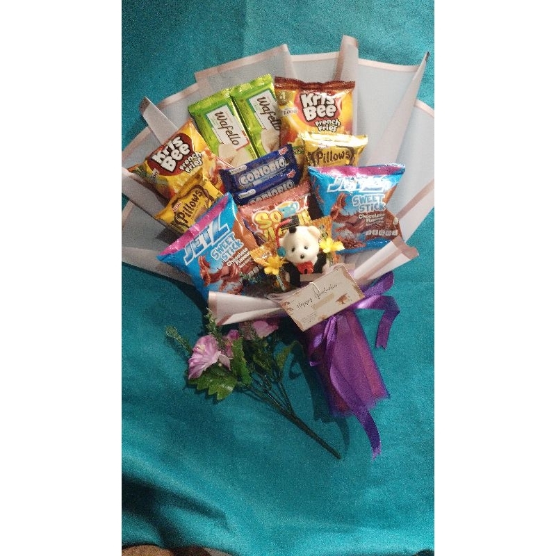 

Buket snack plus boneka wisuda mini/ buket wisuda/ buket snack/ buket ulang tahun/ buket graduation/ buket boneka mini