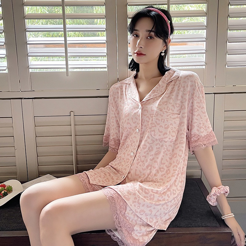 001 Ultra Luxury Sleepwear Kelas Atas Piyama Satin Lengan Pendek Celana Pendek Kerah Lengan Bunga Kancing Hidup Bahan Satin High Quality Piyama Import/ Baju Tidur Import / Baju Tidur Murah / Piyama Set / Baju Tidur Set