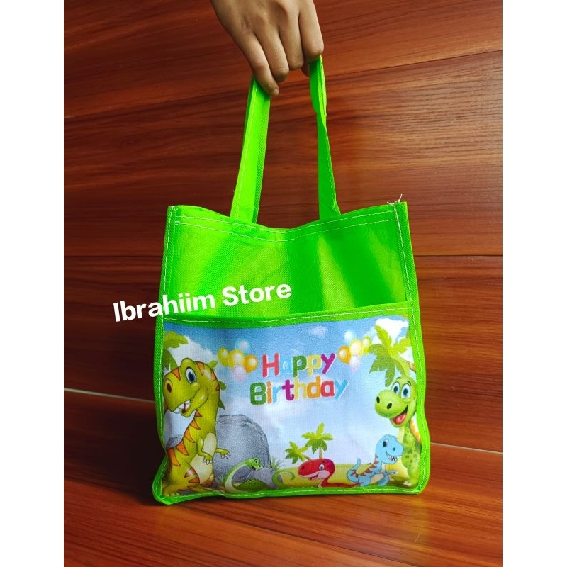 

TAS ULTAH ANAK BAHAN TEBAL UK 23x14x25 CM / TAS ULANGTAHUN ANAK / SOUVENIR ULANG TAHUN ANAK