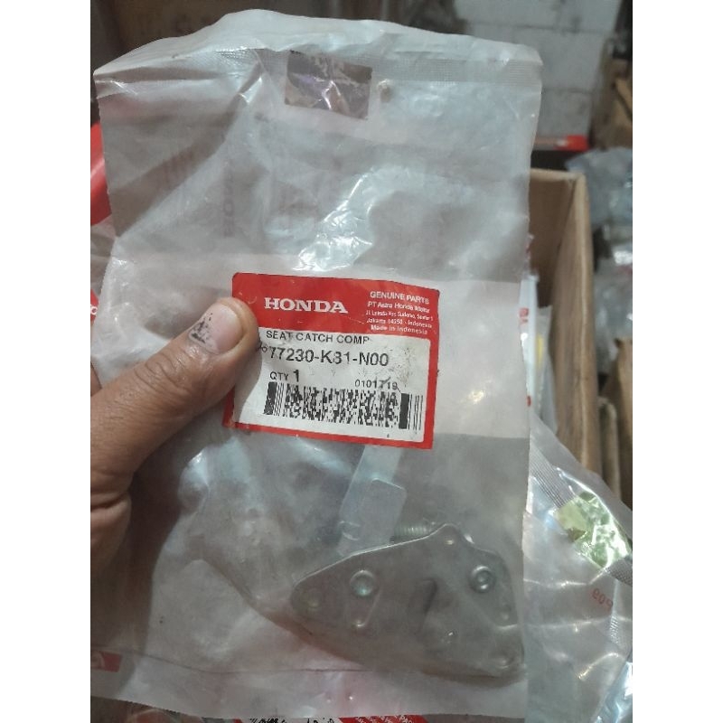 Kunci Jok (Seat Catch Comp) – New BeAT Sporty eSP K81 Kode Part: 77230K81N00 ORIGINAL
