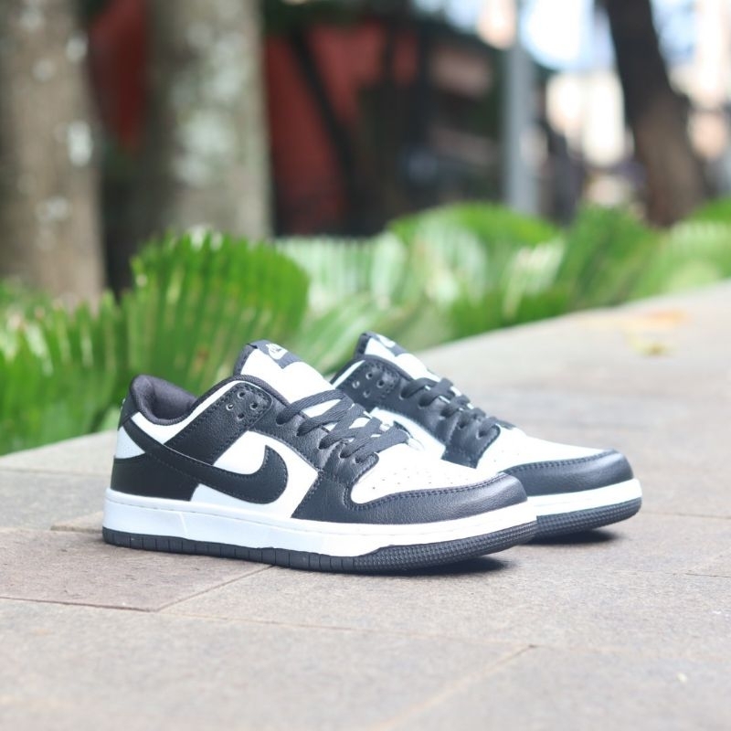 Sepatu sneakers cowok sb dunk low hitam putih