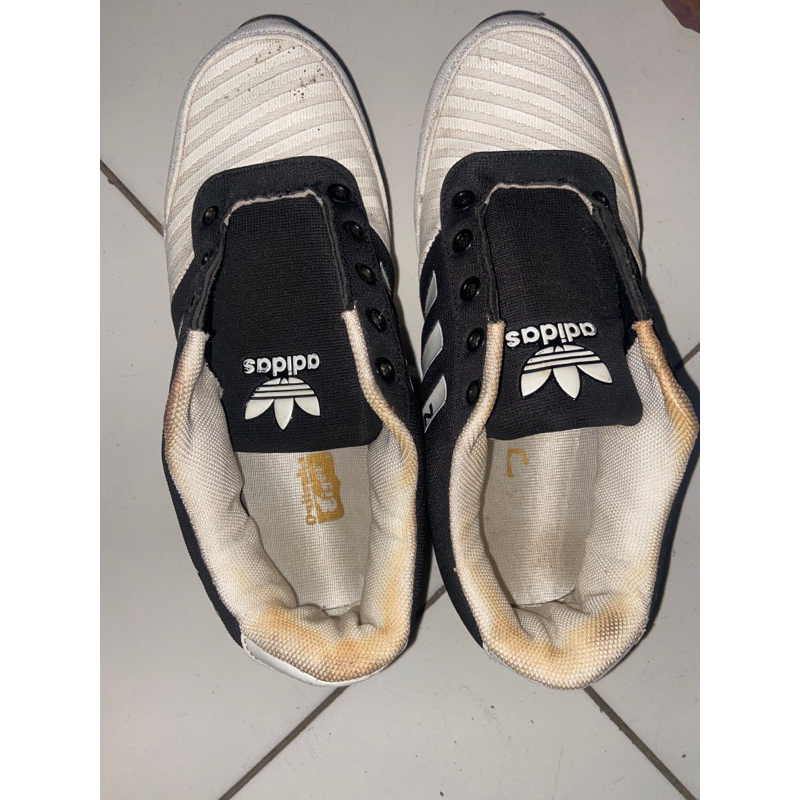sepatu lari pria Adidas