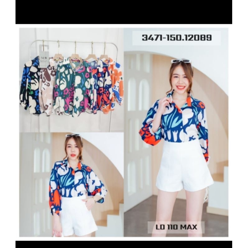Blouse wanita bunga-bunga.