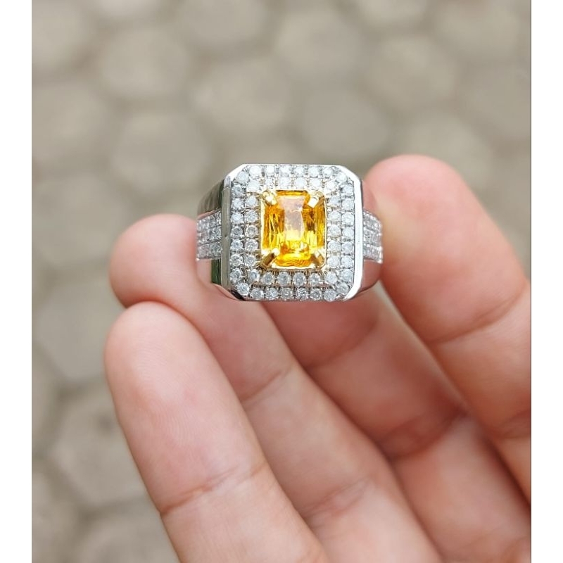 Batu Permata Vivid Yellow Sapphire Srilanka