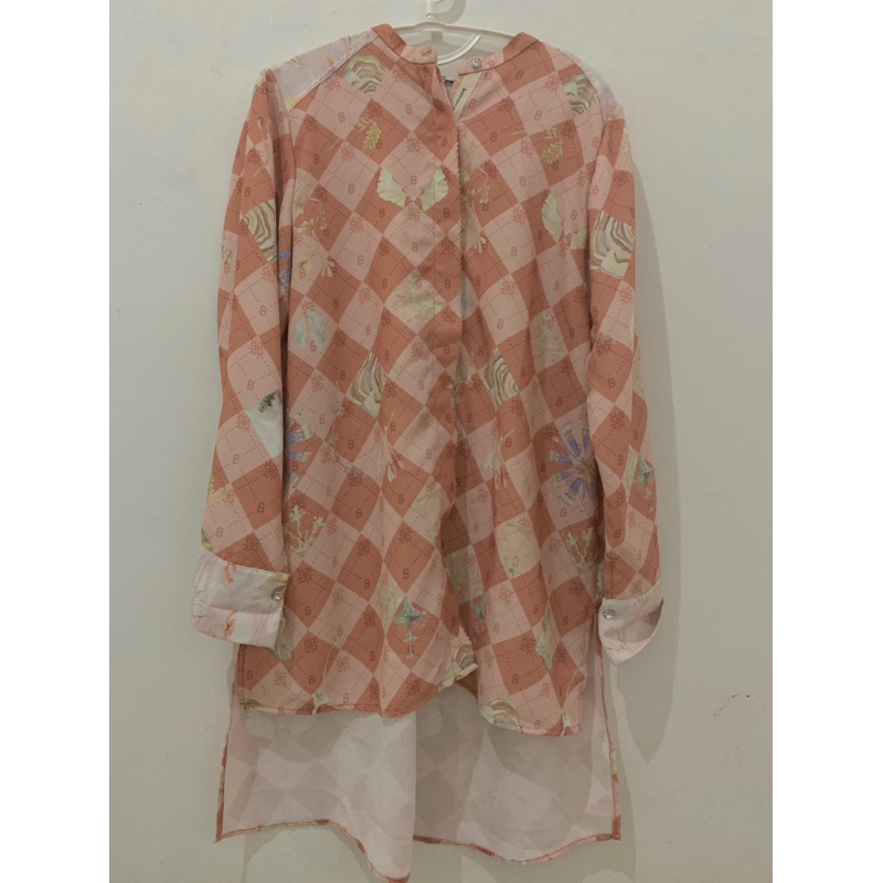 PRELOVED DARIA TOP BUTTONSCARVES X RIA MIRANDA WARNA SALMON