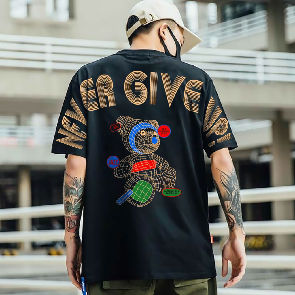 KAOS DISTRO MOTIF BONEKA NEVER GIVEUP - KAOS BERGAMBAR - KAOS SABLON KEREN - KAOS TERLARIS - KAOS MU